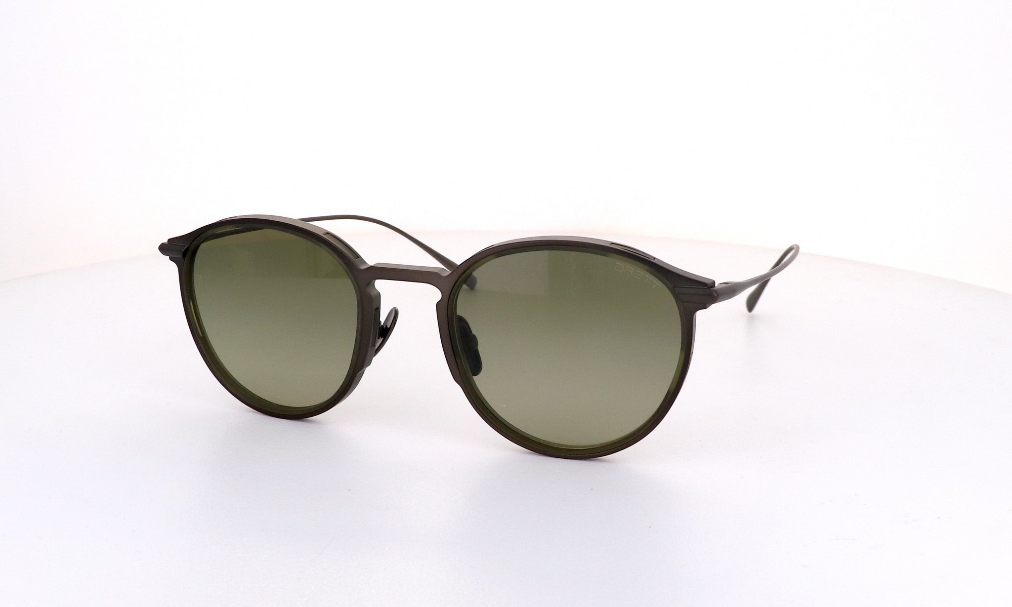 BRETT B MARIO - Jorge Oculista